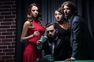 yetişkin grup poker arkadaş zafer kutluyor