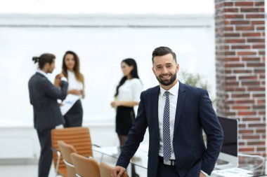 işadamı arka planda çalışma alanı