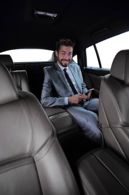 arabada oturan ve akıllı telefon mesajları okuma takım elbiseli adam