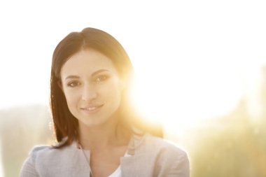 Yakın plan. Mutlu genç bir kadının yüzü.