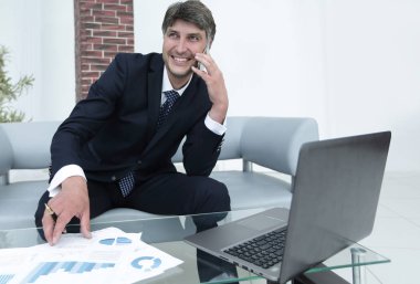 Ofis masa başında oturan kendine güvenen iş adamı