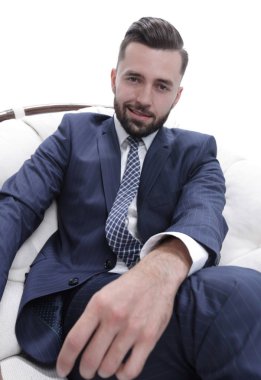 Kendine güvenen işadamı bir sandalyede oturuyor