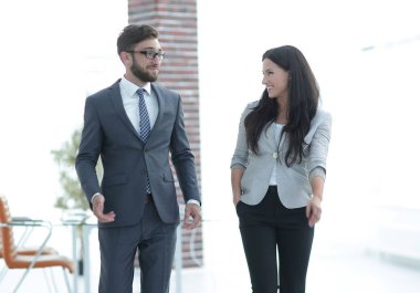 üst düzey yönetici şirket çalışanlara konuşuyor