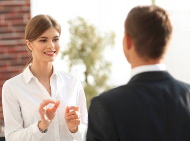 çalışanların ofiste konuşuyorsun.