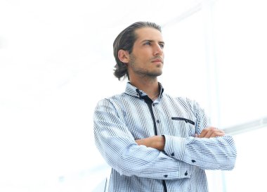 parlak office bir arka plan üzerinde ciddi iş adamı.