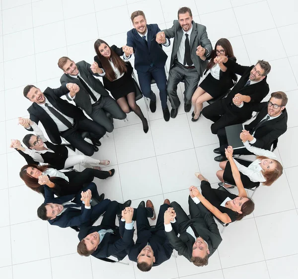 Concepto de team building .large exitoso equipo de negocios sentado en un círculo — Foto de Stock