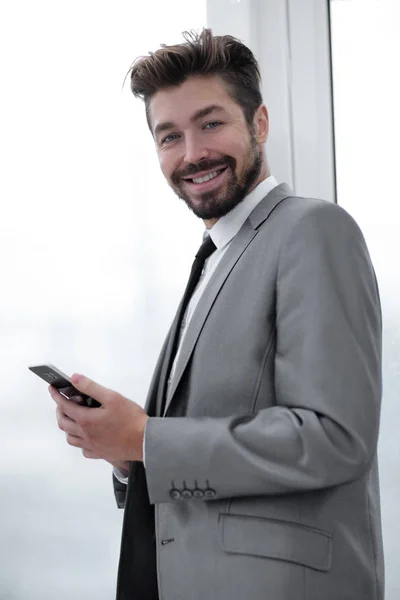 Stílusos öltönyös férfi olvas információt telefonon — Stock Fotó