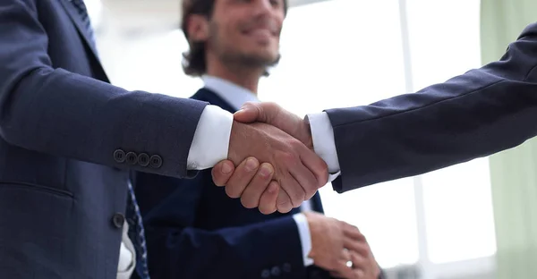 Immagine ritagliata di uomini d'affari che si stringono la mano — Foto Stock