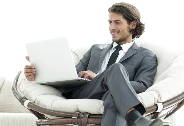Moderní podnikatel s notebookem stylová komfortní židli — Stock fotografie