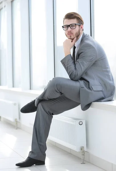 Dipendente siede nel corridoio dell'ufficio — Foto Stock