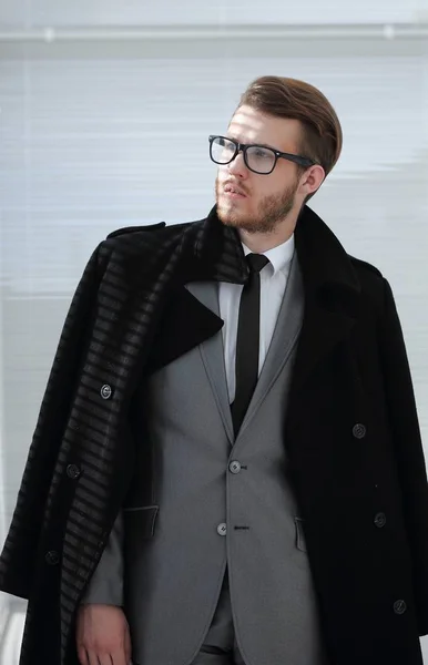 Портрет серйозного бізнесмена в чорному пальто — стокове фото