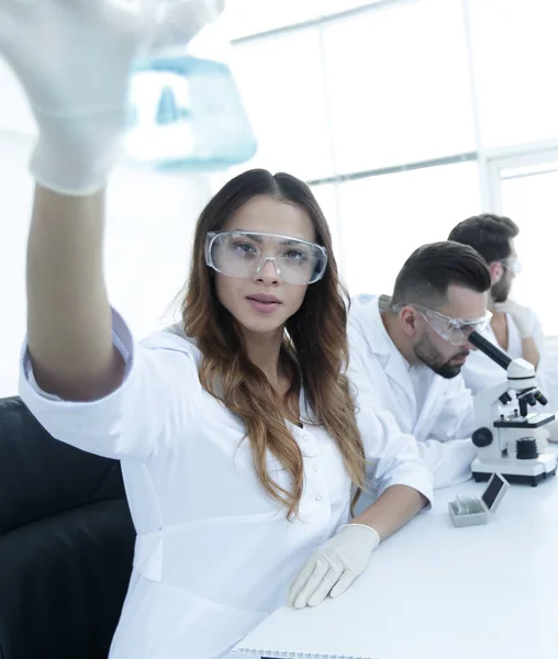 Groep van creatieve wetenschappers werken in een laboratorium. — Stockfoto