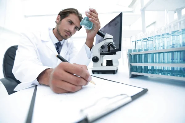 Cientista analisando um experimento em um laboratório — Fotografia de Stock