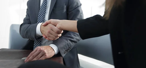 Pengusaha berjabat tangan untuk menyegel kesepakatan dengan pasangannya — Stok Foto
