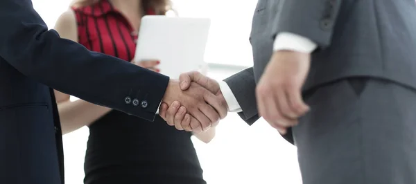 Empresarios apretando las manos después de un buen trato. Concepto empresarial — Foto de Stock
