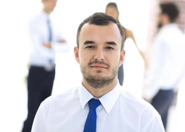 Retrato de empresário bem sucedido em fundo borrado — Fotografia de Stock