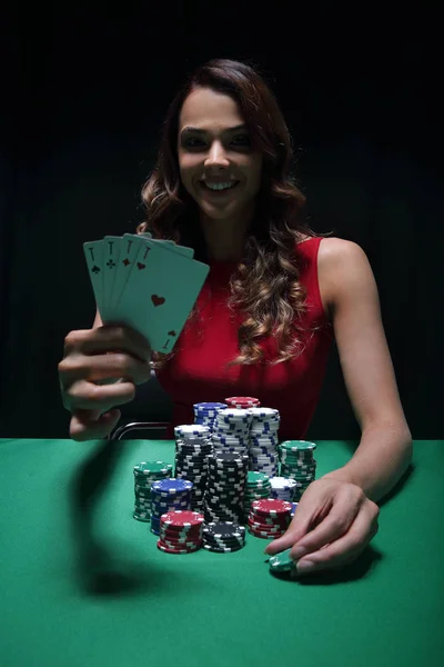 Όμορφη γυναίκα με καζίνο μάρκες ένα μαύρο — Φωτογραφία Αρχείου