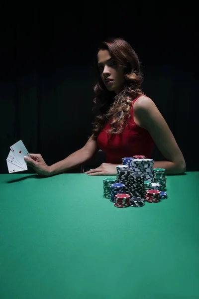 Ganska ung kvinna hasardspel på gröna bordet — Stockfoto