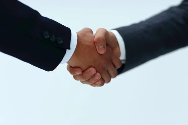 Крупный план деловых людей, пожимающих руки из-за сделки — стоковое фото