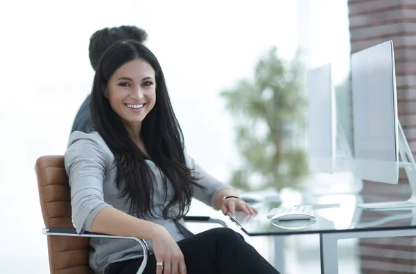 Succesvolle glimlachende zakenvrouw aan het bureau — Stockfoto