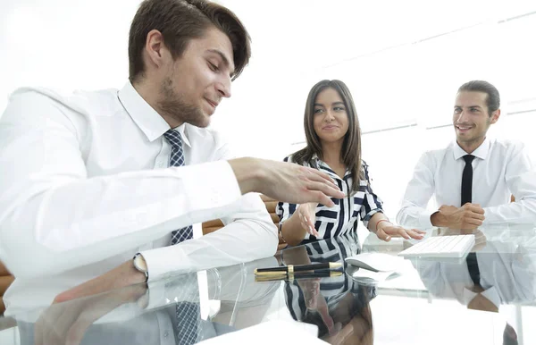 Fechar. equipe de negócios realiza uma oficina — Fotografia de Stock