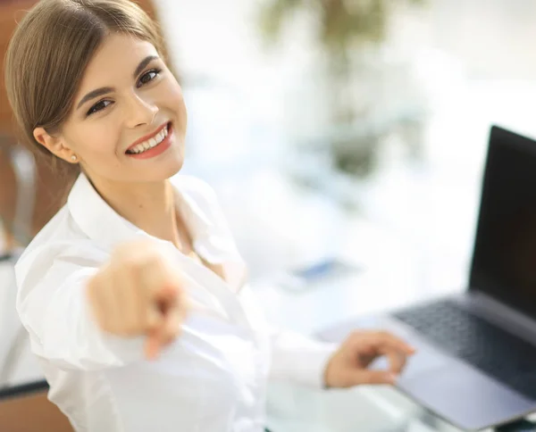 Närbild porträtt av ung affärskvinna på arbetsplatsen — Stockfoto