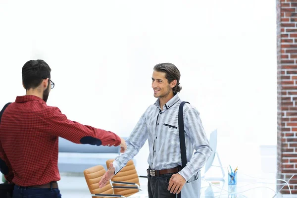 Handshake Manager i klient w biurze. — Zdjęcie stockowe