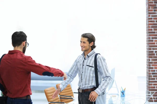 Handshake Manager e o cliente no escritório. — Fotografia de Stock