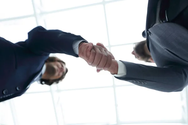 Dos empresarios están tomados de la mano de la cooperación empresarial. — Foto de Stock