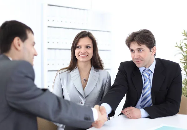 Handdruk zakenpartners op de werkplek — Stockfoto