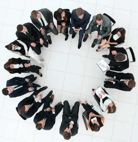 Grote groep zakenmensen zit op een zakelijke bijeenkomst — Stockfoto