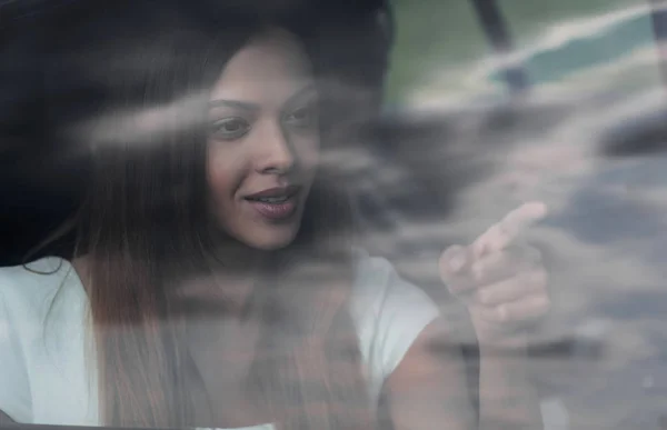 Retrato triste de una mujer fuera de la ventana de un coche — Foto de Stock