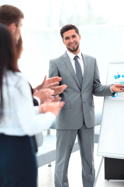 Équipe d'affaires applaudissant le conférencier après la présentation de l'entreprise . — Photo