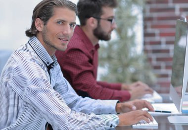 iş ortakları bilgisayar üzerinde çalışıyoruz