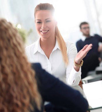 Masasında oturan fikirleri tartışmak çalışanlar