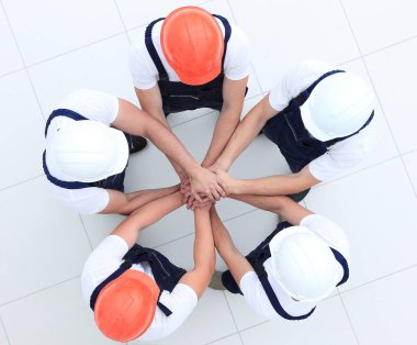 Grup inşaat işçileri ile birlikte sıktı elleri