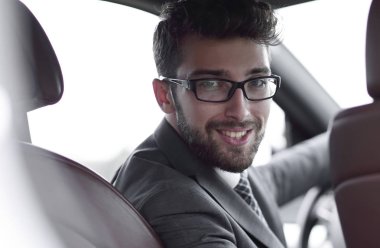 adam arabanın içinde otururken resmi kıyafeti