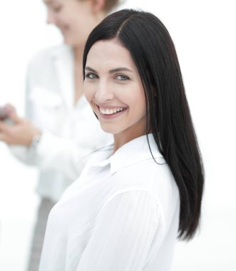 güzel bir kadın yönetici ve ofiste iş arkadaşları yakın çekim