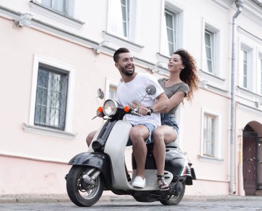 Mutlu çift retro motosiklet sürme tam uzunlukta yan görünüm