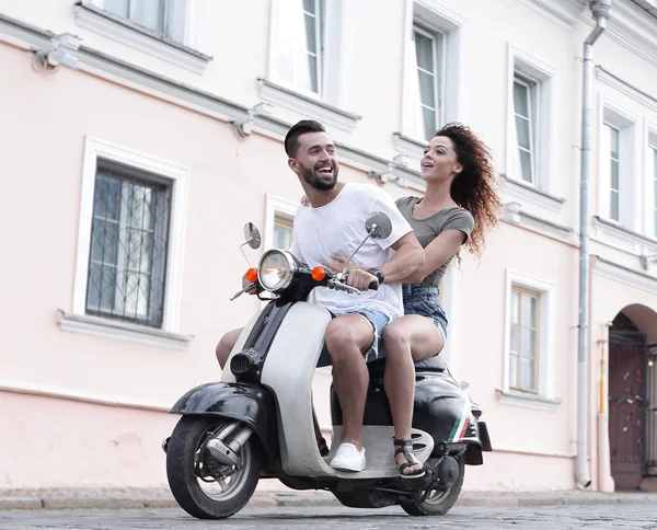 Zijaanzicht van de volledige lengte van de gelukkige paar rijden op retro motor — Stockfoto