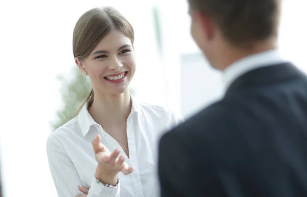 Mujer de negocios hablando con un colega .. —  Fotos de Stock
