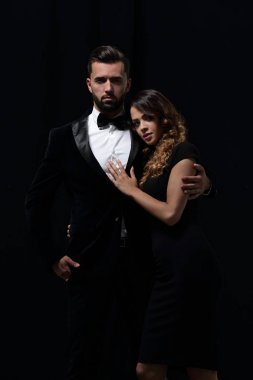 Siyah arka planda moda çifti portresi