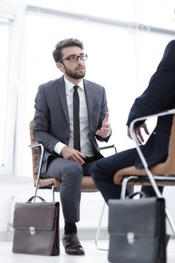 Evrak çantaları tutan iki iş adamları kendilerini yakın: