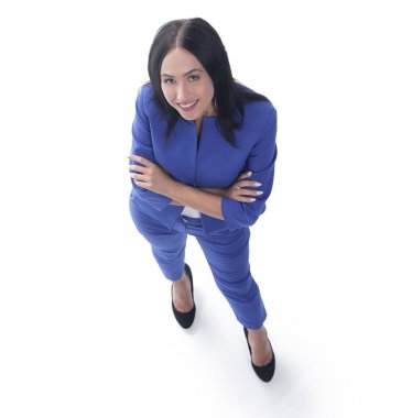 Mavi elbiseli beyaz arka plan üzerinde gülümseyen güzel kadın