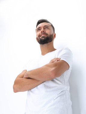 mutlu genç adam beyaz ekranda dinlenme