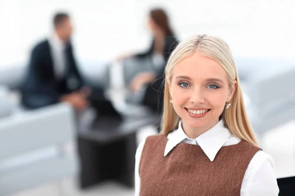 年轻的商界女的模糊的背景办公室 — 图库照片