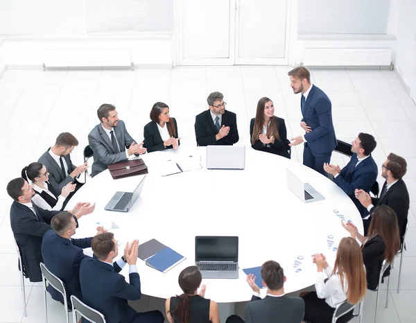 Empresários aplaudindo palestrante em uma reunião de negócios . — Fotografia de Stock