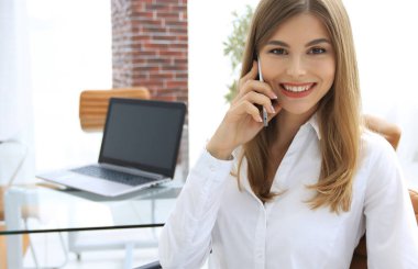 ofiste cep telefonu konuşurken closeup.female Yardımcısı