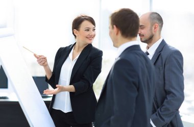 iş kadını iş takım bilgileri flipchart üzerinde gösterilen
