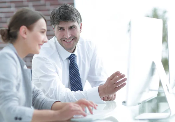 Manager und Assistent arbeiten mit einem PC — Stockfoto